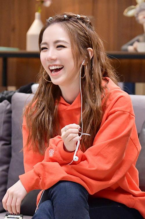 娱乐吃瓜小妹邓紫棋,娱乐界的吃瓜小妹,揭秘娱乐圈背后的故事 第2张 娱乐吃瓜小妹邓紫棋,娱乐界的吃瓜小妹,揭秘娱乐圈背后的故事 第2张